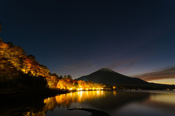 紅葉の山中湖と富士山
