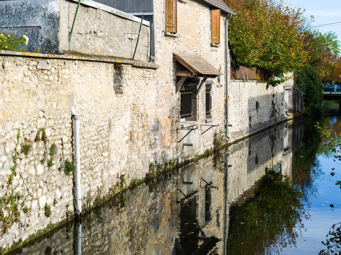 vue urbaine avec ses canaux dans la ville d'Etampes dans le d&eacute;partement de l'Essonne dans la grande banlieue de Paris en France