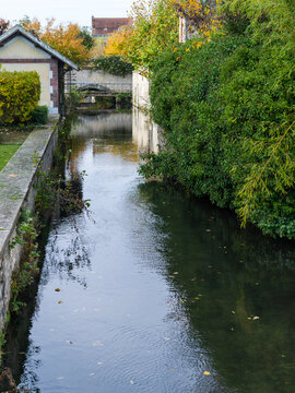 vue urbaine avec ses canaux dans la ville d'Etampes dans le d&eacute;partement de l'Essonne dans la grande banlieue de Paris en France