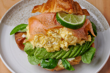 Croissant à l'avocat et au saumon et citron vert