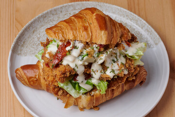 Croissant composé poulet frit et salade verte