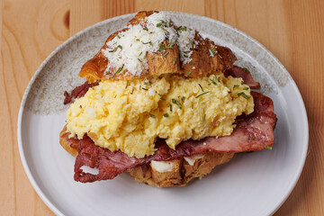 Croissant composé avec bacon œuf brouiller