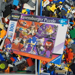 Naklejka premium Sonic Prime puzzle box with characters and colorful Lego bricks background