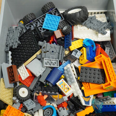 Naklejka premium Colorful assortment of toy building blocks in a storage container