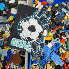 Naklejka premium Soccer-themed notebook with a goal design surrounded by colorful toy blocks