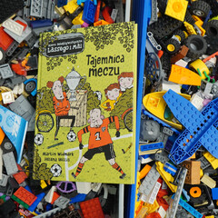 Naklejka premium Book cover of Tajemnica Meczu by Martin Widmark and Helena Willis in a pile of toys