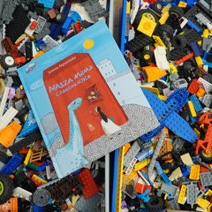 Naklejka premium Colorful children's book on a pile of toy building blocks