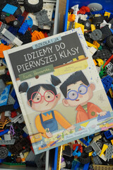 Obraz premium Children's book cover with illustrations of students, surrounded by colorful toys