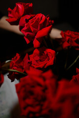 Decorating the atmospheric holidays with fresh flowers