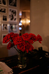 Decorating the atmospheric holidays with fresh flowers