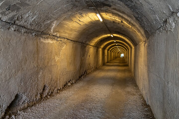 Obraz premium Beleuchteter Tunnel zum Bunk’Art Museum, Tirana, Albanien