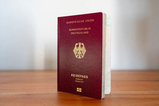 Neuer Deutscher Reisepass, Pass, Ausweis Deutschland - wichtiges Dokument f&uuml;r Urlaub und Einreise im Ausland