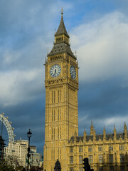 Obraz premium Beautiful night an Sunset view of Big Ben and the Houses of Parliament in London, illuminated over the River Thames with city lights reflecting on the water. UK