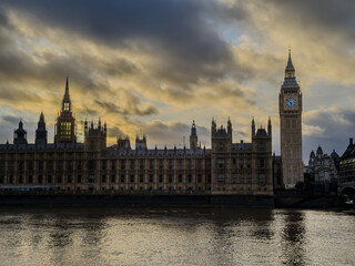 Obraz premium Beautiful night an Sunset view of Big Ben and the Houses of Parliament in London, illuminated over the River Thames with city lights reflecting on the water. UK