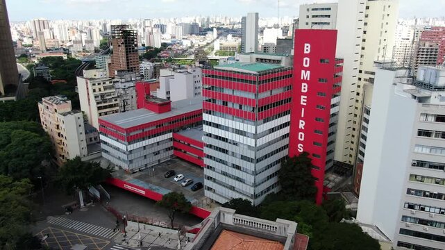 Vista a&eacute;rea do Comando do Corpo de Bombeiros de S&atilde;o Paulo - Centro Hist&oacute;rico - Aerial view of Sao Paulo Fire Department Headquarters - Emergency Services and Rescue Vehicles - 4K drone footage