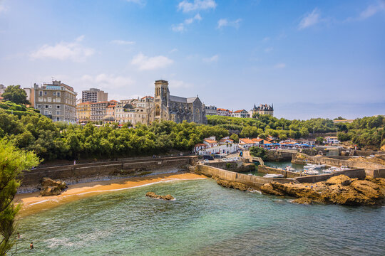 Vue sur le port des p&ecirc;cheurs de Biarritz au pays Basque en France