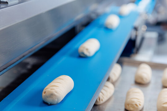 Automated production of puff pastry buns on conveyor belt in confectionery industry