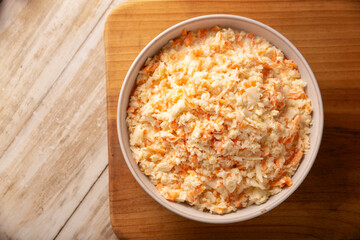 Coleslaw, salad made with cabbage and grated carrots, is an easy, fresh and healthy recipe known in many countries, usually served as a side dish to accompany other dishes.