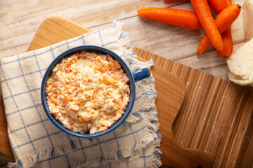 Coleslaw, salad made with cabbage and grated carrots, is an easy, fresh and healthy recipe known in many countries, usually served as a side dish to accompany other dishes.