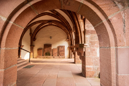 Die Romanische Rundb&ouml;gen am Kloster Reichenbach in Baiersbronn sind die &auml;testen Bauteilen des Klosters
