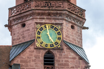 Kirchturmuhr am Uhrenturm der Winkelkirche in Freudenstadt © mitifoto
