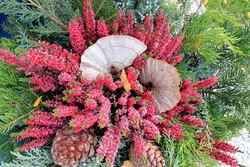 Herbstliche Dekoration mit Erika und Baumpilzen