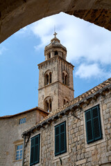 Obraz premium Dubrovnik bell tower framed by an ancient stone archway