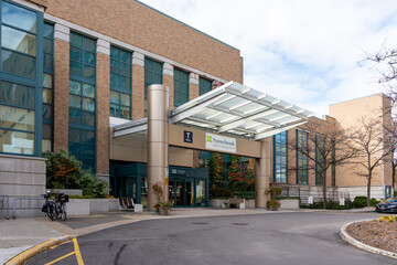 Fototapeta premiumToronto, ON, Canada - November 6, 2025: Edmond Odette Cancer Centre at Sunnybrook Health Sciences Centre in Toronto, Canada. 
