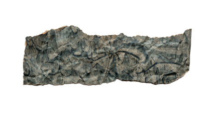 Fragmento de papel arrugado y envejecido con textura oscura y bordes irregulares sobre fondo negro