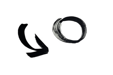 Flecha curva y círculo pintados a mano con pincel negro sobre fondo transparente