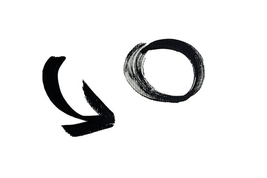 Flecha curva y c&iacute;rculo pintados a mano con pincel negro sobre fondo transparente