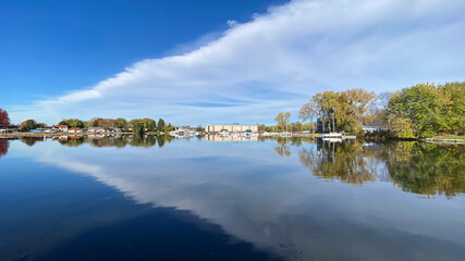 Obraz premium Cloud Reflections on the Lake with Blue Sky