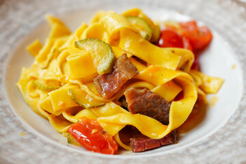 野菜とお肉の手打ちタリアテッレ(生パスタ)