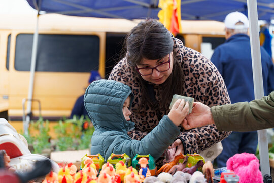 Mother and child at a chilean vegetable fair