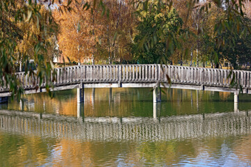 Eine romantische Holzbr&uuml;cke &uuml;ber den Teich