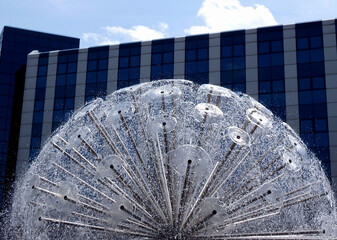 fontanna ogrodowa pod słónce fontanna w kształcie dmuchawca, kulista fontanna, Spherical fountain spraying water. Transparent splash in form ball. Fanshaped structure how dandelion blowball.  © kateej