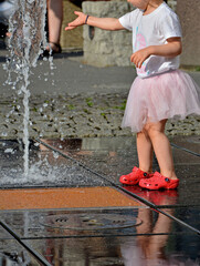 Dziewczynka przy fontannie, zabawa przy fontannie girl Dzień Dziecka, little girl by the city fountain  © kateej