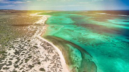 Obraz premium Panoramic aerial view of Osprey Bay WA with boats, reef, and scenic shoreline under bright sunlight