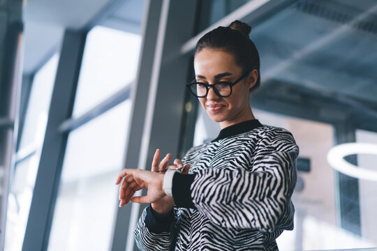 Freelancer checking smartwatch, showing control of time, task organization and integration of wearable tech into efficient freelance productivity system.
