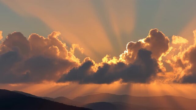 人物なしの朝焼けで雲の稜線から黄金の光が差し込む穏やかな空