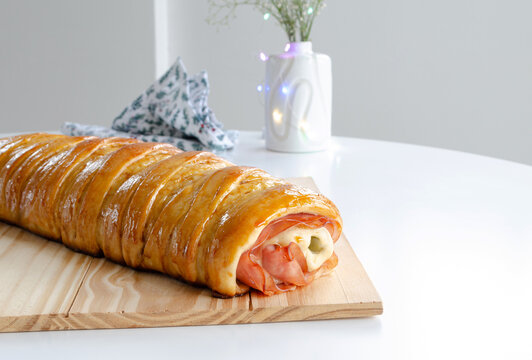 Pan de jam&oacute;n navide&ntilde;o, rollo de pan dulce y suave con jam&oacute;n y tocineta ahumada rebosante. 