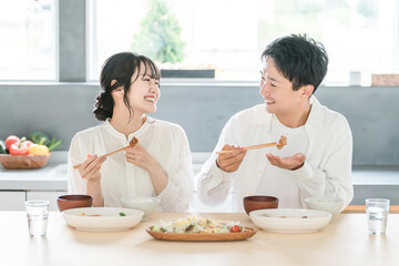 Married couple eating at home (cooking at home)

