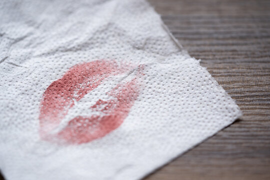 beso marcado en servilleta con labial rojo