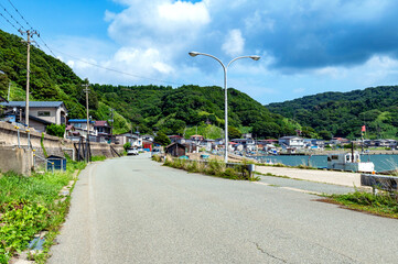 自然に囲まれた静かな漁村の風景-秋田県戸賀港