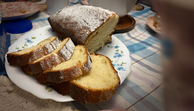 Pastel de naranja o queque de naranja en una mesa servida hogare&ntilde;a