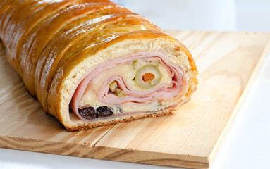 Pan de jamón venezolano artesanal, en primer plano, con tocineta, aceitunas y pasas. Comida típica navideña.