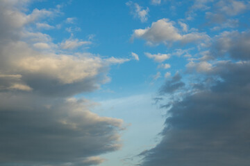 Obraz premium Blue Sky with White and Gray Clouds