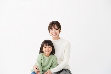 Fototapeta premium 笑顔の母と子 白背景
