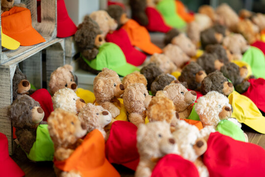 mont&oacute;n de ositos de peluche con gorras de colores