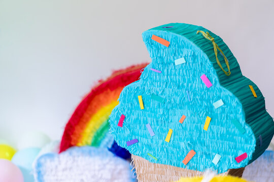 pi&ntilde;atas de colores con fondo blanco